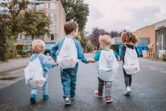 Kinderen lopen hand in hand - Kinderopvang Princenpark Breda